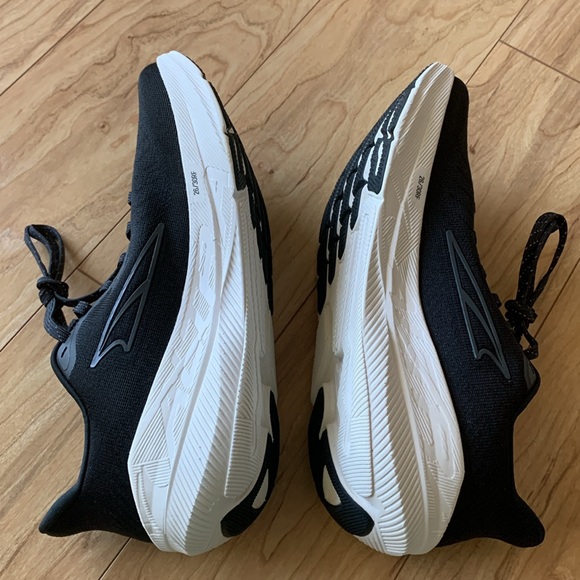 Altra W Experience Flow Black and White  Running Shoes - Picture 5 of 14